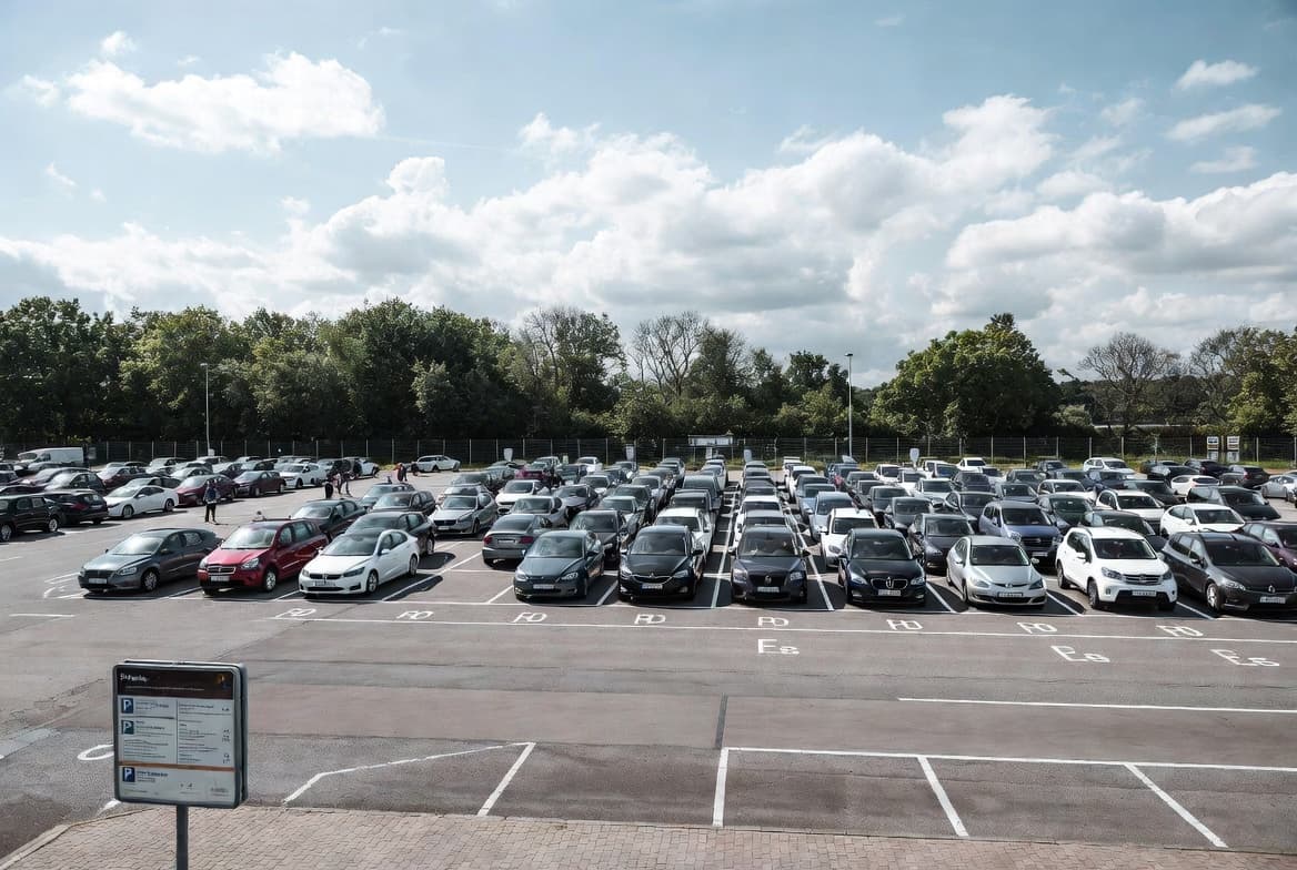 Parkplatz nahe dem Flughafen Hamburg